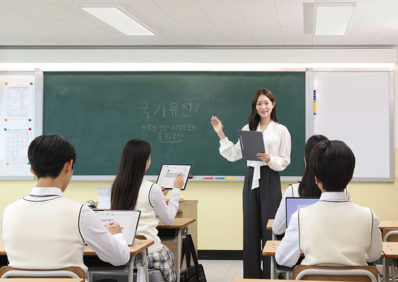 <span id='_stock_code_005930' data-stockcode='005930'>삼성전자</span> 모델이 갤럭시탭을 이용한 수업을 시연하고 있다. 삼성전자 제