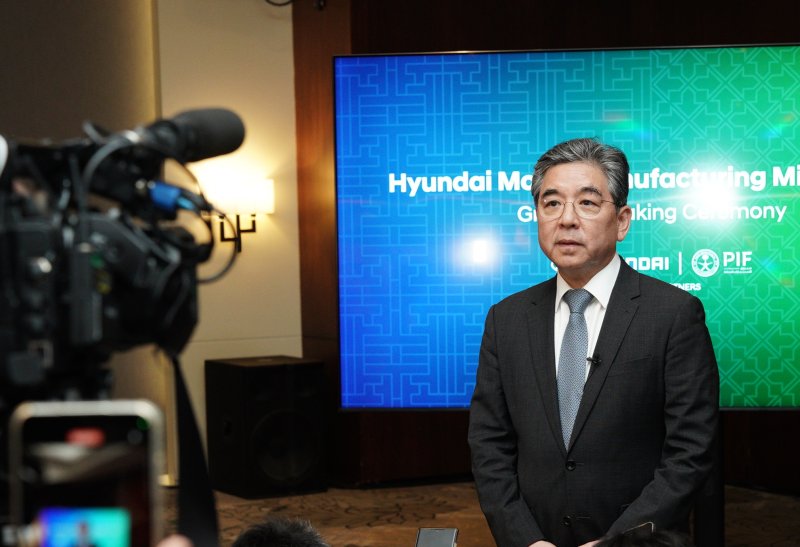 장재훈 현대차그룹 부회장이 14일(현지시간) 사우디아라비아 제다 인근 킹 압둘라 경제도시(KAEC)에서 국내외 취재진과 만나 현대차 사우디 공장(HMMME) 착공과 관련한 질문에 답하고 있다. 현대차 제공