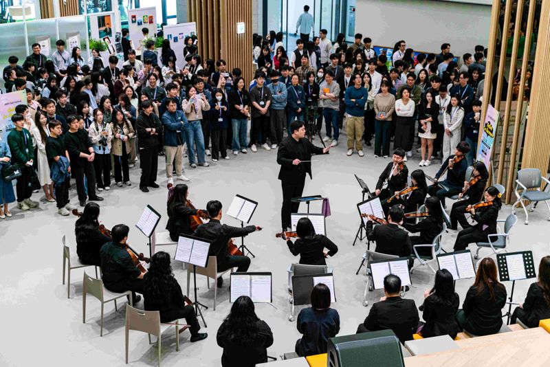 <span id='_stock_code_207940' data-stockcode='207940'>삼성바이오로직스</span> 인천 송도 본사에서 임직원 소통을 강화하기 위한 '2025 동호회 페스티벌'에서 클래식 음악 공연이 진행되고 있다. 삼성바이오로직스 제공