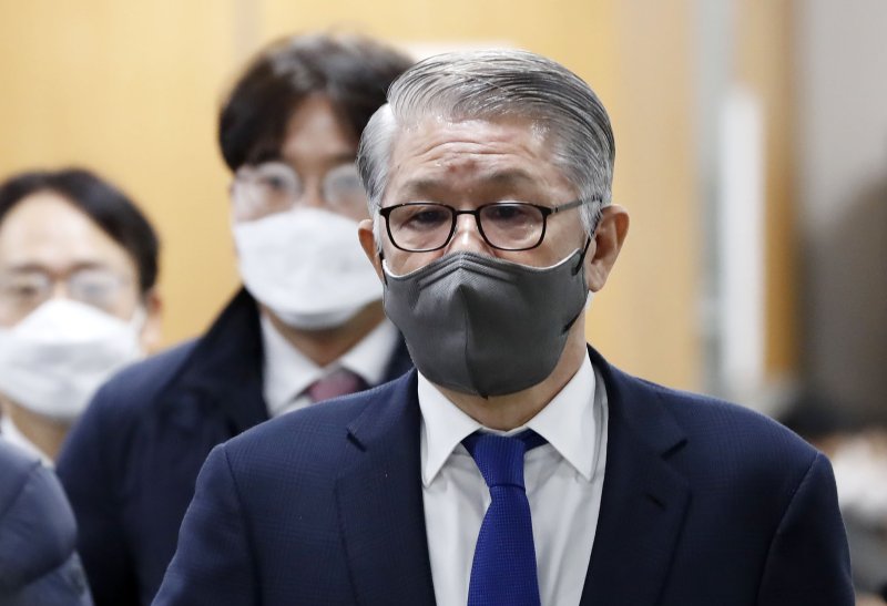 최신원 전 <span id='_stock_code_001740' data-stockcode='001740'>SK네트웍스</span> 회장이 지난 2021년 12월 16일 오전 서울 서초구 서울중앙지법에서 열린 2235억원 횡령·배임 혐의 30차 공판에 출석하고 있다. /사진=뉴시스