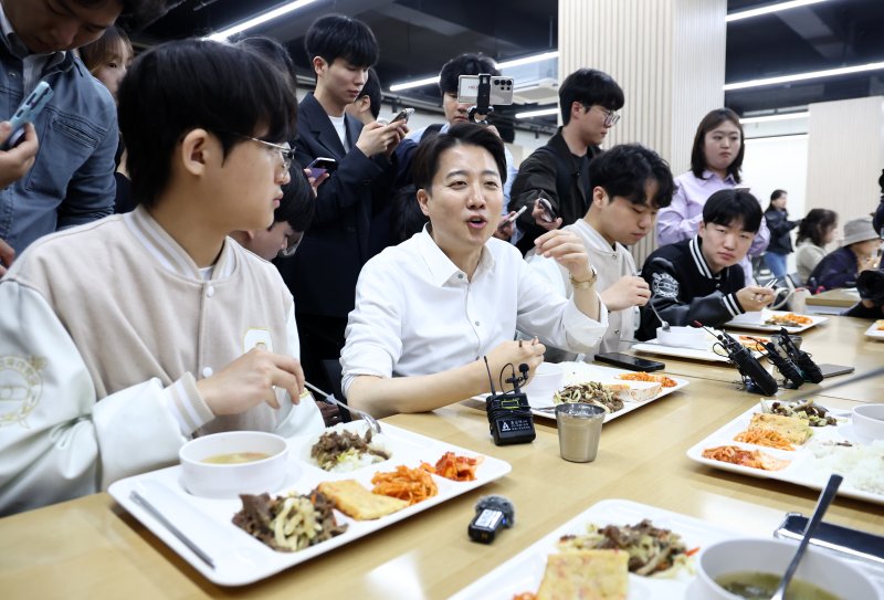 개혁신당 이준석 대선 후보가 15일 서울교육대학교에서 진행한 '학식먹자 이준석' 행사에서 학생들과 점심을 먹으며 대화를 나누고 있다. 연합뉴스