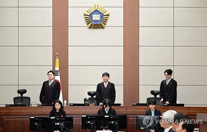 지귀연 서울중앙지법 형사합의25부 부장판사(뒷줄 가운데)/사진=연합뉴스