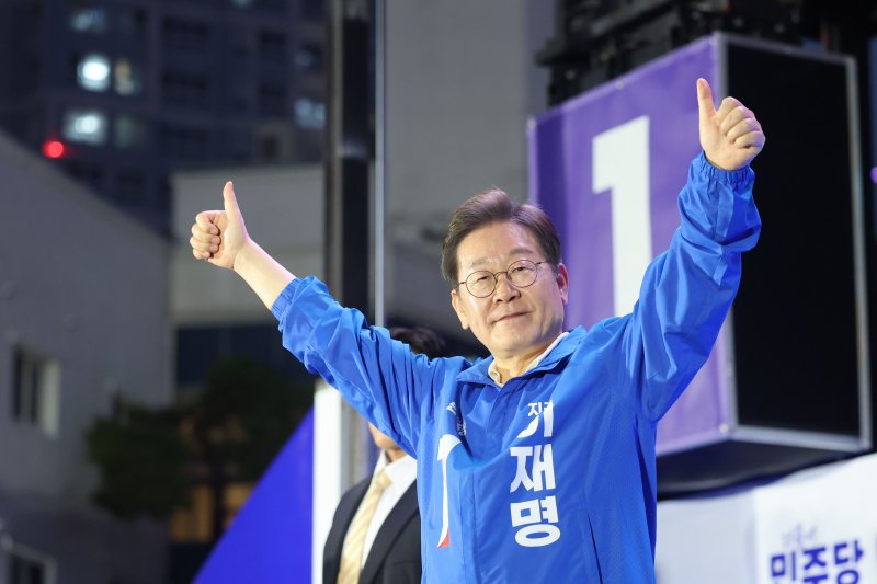 [목포&#x3D;뉴시스] 권창회 기자 &#x3D; 이재명 더불어민주당 대선 후보가 15일 전남 목포시 평화광장에서 열린 유세에서 지지자들에게 인사하고 있다. 2025.05.15. kch0523@newsis.com &#x2F;사진&#x3D;뉴시스