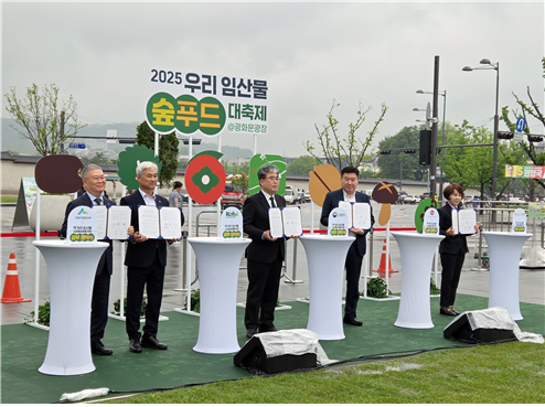 강대재 산림조합중앙회 사업대표이사(맨 왼쪽)가 16일 서울 광화문광장에서 열린 ‘2025 우리 임산물 숲푸드 대축제’에서 임상섭 산림청장(왼쪽 3번째)등 관련 기관·단체장들과 ‘먹거리 임산물 소비활성화를 위한 업무협약(MOU)’을 맺은 뒤 기념촬영을 하고 있다. (왼쪽부터)강 대표이사, 최무열 한국임업진흥원장, 임 청장, 강승협 신세계푸드 대표이사, 정기옥 LSC푸드 회장.