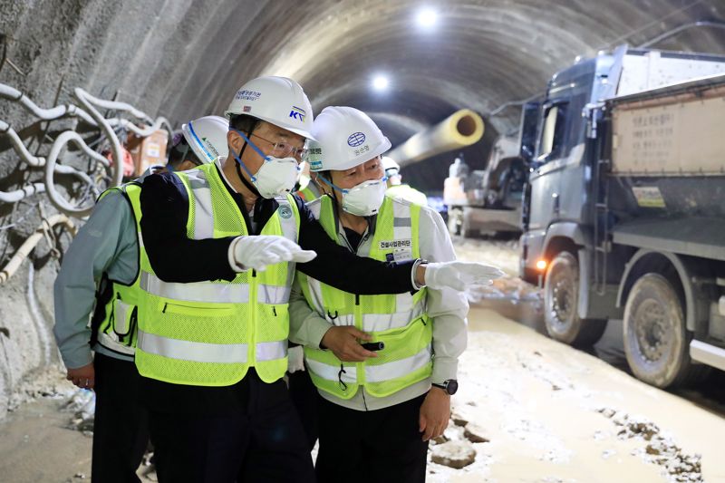 16일 국가철도공단 이성해 이사장이 월곶~판교 복선전철 6공구 현장을 방문해 집중 안전점검을 하고 있다. 국가철도공단 제공