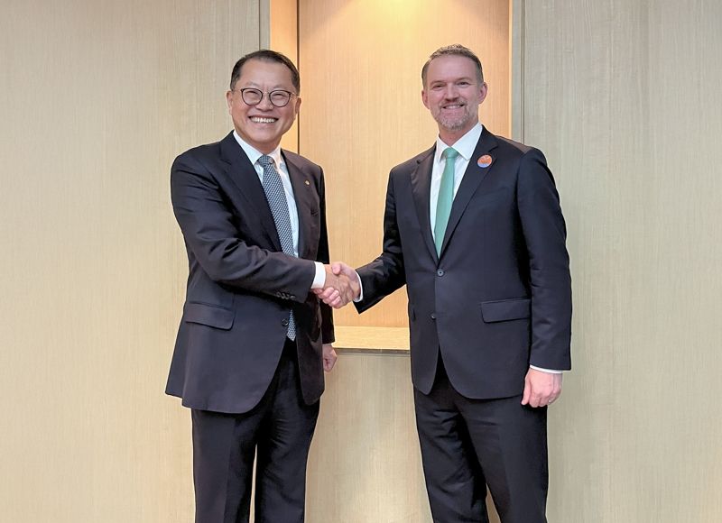 16일 오후 제주에서 열린 아시아태평양경제협력체(APEC) 통상장관회의 현장에서 <span id='_stock_code_042660' data-stockcode='042660'>한화오션</span> 김희철 대표(왼쪽)가 제이미슨 그리어 미국무역대표부(USTR) 대표와 포즈를 취하고 있다. 한화오션 제공