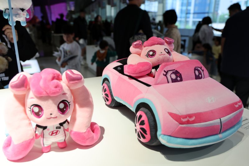 어린이날인 지난 5일 경기 고양시 일산서구 현대 모터스튜디오 고양에서 인기 애니메이션 '캐치! 티니핑'과 협업해 열린 '유스 어드벤처' 전시회에서 어린이가 장난감을 살펴보고 있다.  /사진=뉴스1