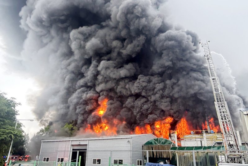  17일 오전 7시11분께 광주 광산구 소촌동 금호타이어 광주공장에서 화재가 발생한 가운데 공장 건물 위로 화염이 치솟고 있다. 뉴시스