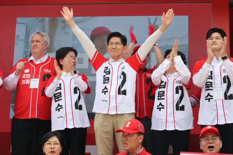 김문수 국민의힘 대통령 후보가 17일 오후 전북 전주시 완산구 한옥마을 거리에서 가진 유세에서 시민들에게 인사하고 있다. 뉴스1