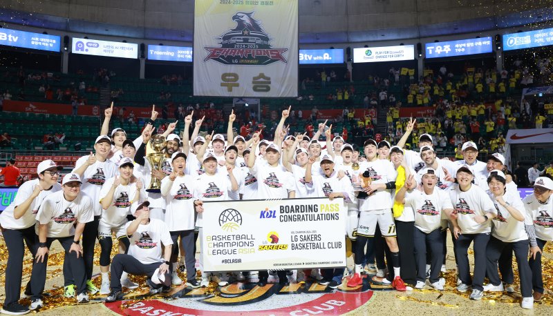 17일 오후 서울 송파구 잠실학생체육관에서 열린 '2024-25 <span id='_stock_code_002380' data-stockcode='002380'>KCC</span> 프로농구 챔피언결정전 7차전' 서울 <span id='_stock_code_034730' data-stockcode='034730'>SK</span> 나이츠와 창원 <span id='_stock_code_003550' data-stockcode='003550'>LG</span> 세이커스의 경기, 62대58로 승리하며 창단 28년 만에 첫 우승을 달성한 창원 LG 선수들이 기념 촬영을 하고 있다. 뉴스1