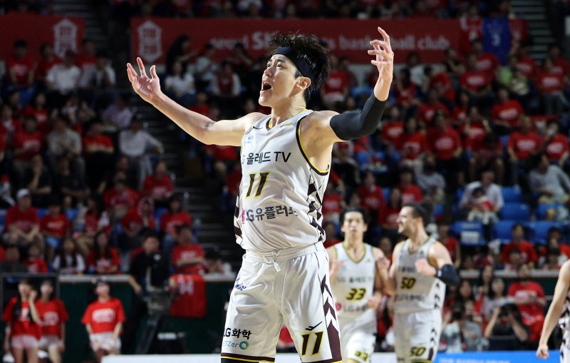 프로농구 챔피언결정전 7차전' 서울 SK 나이츠와 창원 LG 세이커스의 경기, 4쿼터 창원 LG 허일영이 3점슛을 성공시킨 뒤 세리머니를 하고 있다.뉴스1