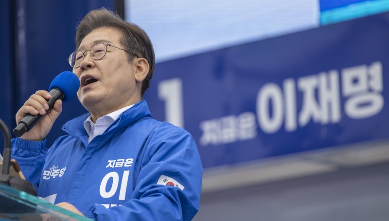 이재명 더불어민주당 대선후보가 17일 광주 서구 김대중컨벤션센터 광장에서 열린 집중유세에서 연설하고 있다. 사진=뉴시스