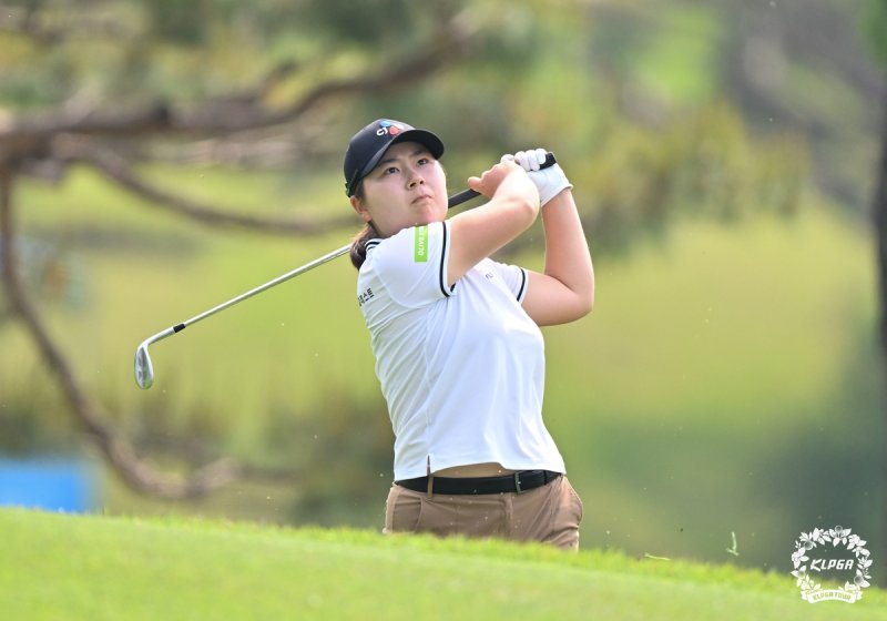 홍정민이 아이언샷을 하고 있다.KLPGA 제공