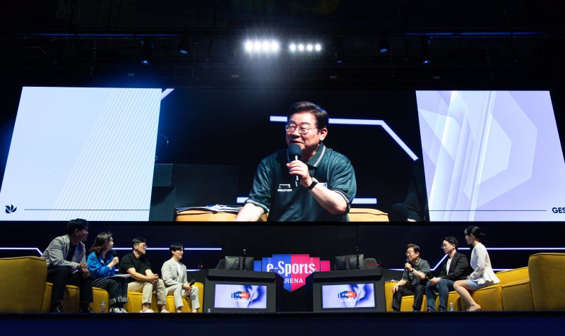 e-스포츠 간담회에서 발언하는 이재명 후보 (광주=연합뉴스) 황광모 기자 = 이재명 더불어민주당 대통령 후보가 17일 오후 광주 동구 조선대학교에 위치한 광주e스포츠경기장에서 열린 'K-콘텐츠 e스포츠 LEVEL UP!' e스포츠 산업 현장간담회에서 게임 업계 관계자들과 대화하고 있다. 2025.5.17 [공동 취재] hkmpooh@yna.co.kr (끝)