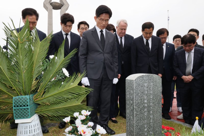 김문수 국민의힘 대통령 후보가 17일 오전 광주 북구 5.18민주묘지를 찾아 무명열사의 묘역에서 묵념을 하고 있다.(공동취재)  /사진=뉴시스화상