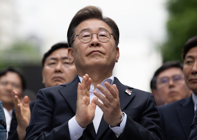 [광주=뉴시스] 조성우 기자 = 이재명 더불어민주당 대선후보가 17일 광주 동구 금남로에서 열린 제45주년 5&middot;18 민주화운동 전야제에서 박수치고 있다. (공동취재) 2025.05.17. photo@newsis.com /사진=뉴시스