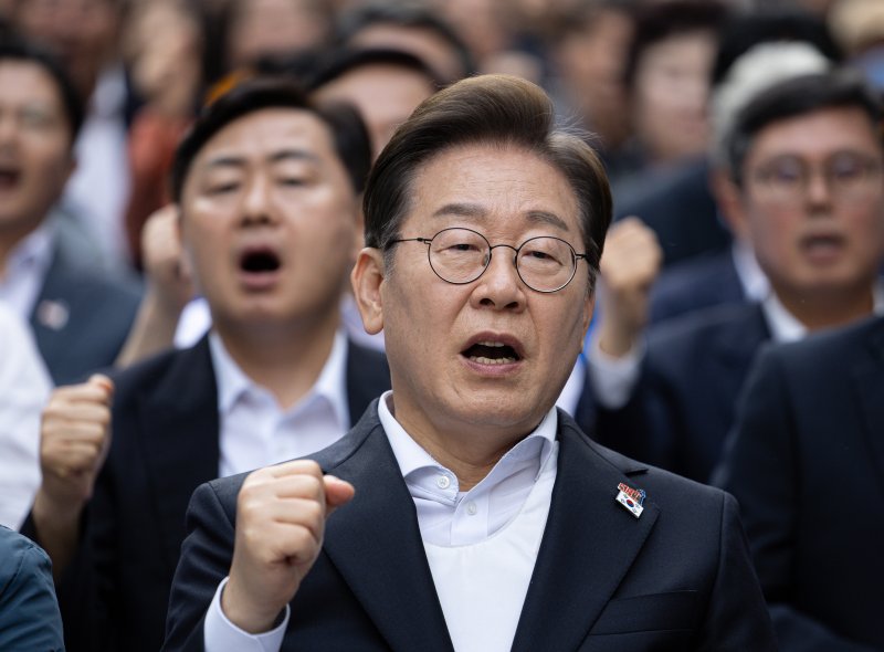 [광주&#x3D;뉴시스] 조성우 기자 &#x3D; 이재명 더불어민주당 대선후보가 17일 광주 동구 금남로에서 열린 제45주년 5·18 민주화운동 전야제에서 임을 위한 행진곡을 제창하고 있다. (공동취재) 2025.05.17. photo@newsis.com &#x2F;사진&#x3D;뉴시스