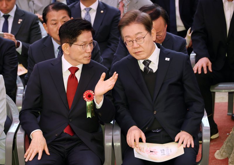 이재명 더불어민주당 대선후보와 김문수 국민의힘 대선후보가 5일 서울 종로구 조계사에서 열린 부처님오신날 봉축법요식에서 대화를 나누고 있다. 사진=뉴시스