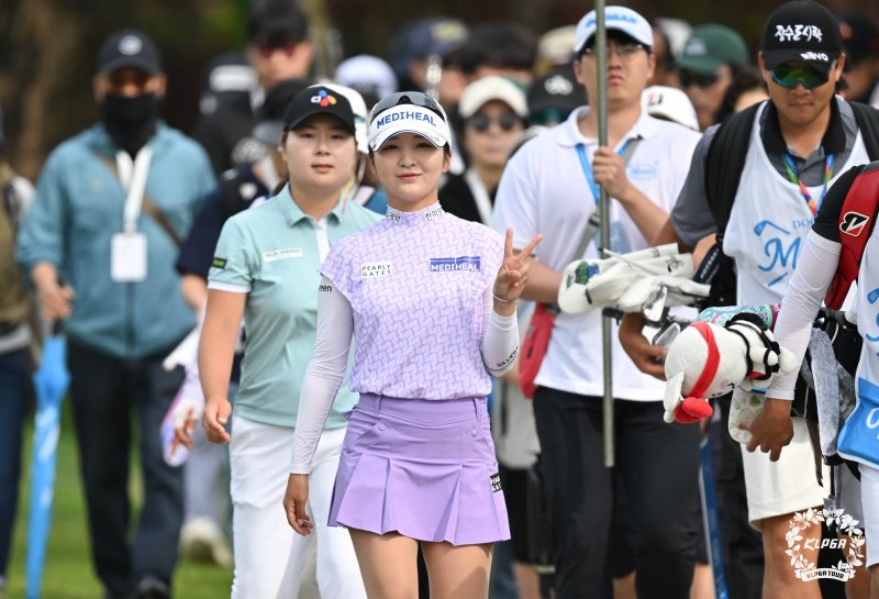 포즈를 취하고 있는 이예원. KLPGA 제공