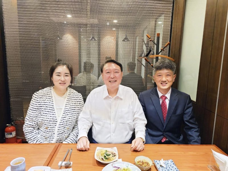 윤석열 전 대통령이 19일 김계리(왼쪽), 배의철 변호사와 식사 자리를 가졌다. /사진=김계리 변호사 SNS 캡처