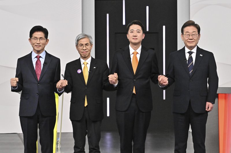 국민의힘 김문수(왼쪽부터), 민주노동당 권영국, 개혁신당 이준석, 더불어민주당 이재명 대통령 후보가 18일 서울 마포구 SBS프리즘타워에서 중앙선거방송토론위원회 주관 제21대 대통령선거 후보자 토론회에 나서고 있다. 뉴스1