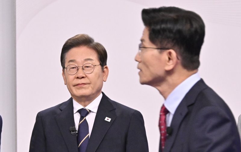 이재명 더불어민주당 대선 후보, 김문수 국민의힘 대선 후보가 18일 서울 마포구 SBS프리즘타워에서 열린 중앙선거방송토론위원회 주관 제21대 대통령선거 후보자 토론회를 갖고 있다. 뉴시스