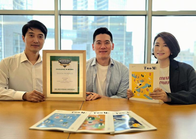 구동휘 <span id='_stock_code_006260' data-stockcode='006260'>LS</span> MnM 대표(왼쪽 두번째) 및 관계자들이 19일 LS MnM의 사내보 &#39;투엠(Two M:)&#39;으로 아스트리드 어워즈 은상을 수상한 뒤 기념촬영을 하고 있다. LS MnM 제공