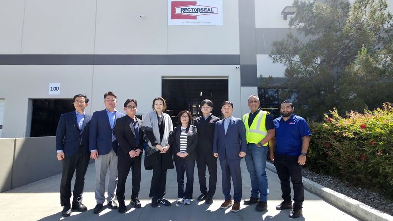 조현민 <span id='_stock_code_002320' data-stockcode='002320'>한진</span> 사장(왼쪽 네번째), 노삼석 한진 대표이사 사장(왼쪽 일곱번째) 등 경영진이 지난 4월말 미주지점 고객사인 렉토실을 방문해 기념촬영을 하고 있다. 한진 제공