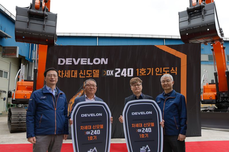 오승현 <span id='_stock_code_042670' data-stockcode='042670'>HD현대인프라코어</span> 사장, 이용철 청림환경 대표, 황의병 하나종합중기 대표, 문재영 HD현대인프라코어 기계사업본부장(오른쪽부터)이 19일 HD현대인프라코어 인천 본사에서 차세대 신모델 굴착기 중 하나인 24t급 디벨론 중형 굴착기 1호기 전달식에서 기념촬영을 하고 있다. HD현대인프라코어 제공