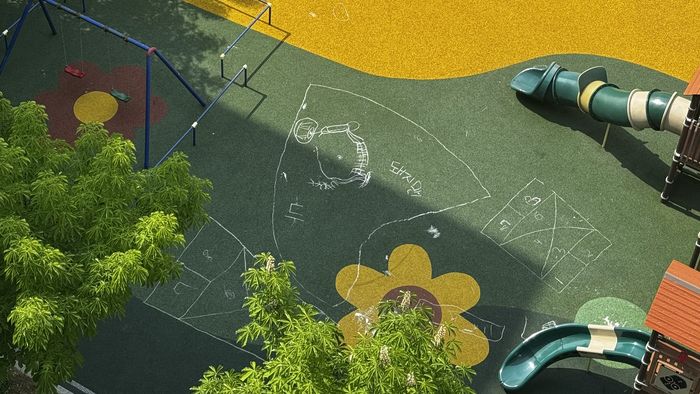 아이들이 놀이터에 그린 낙서. 사진=온라인커뮤니티 갈무리