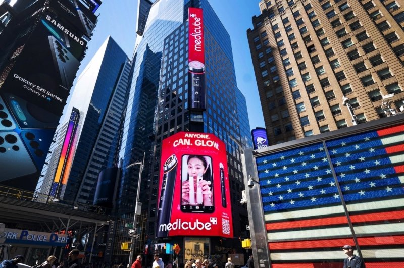 미국 뉴욕 타임스퀘어 전광판에 에이피알 메디큐브 옥외 광고가 송출되고 있다. 뉴스1 제공