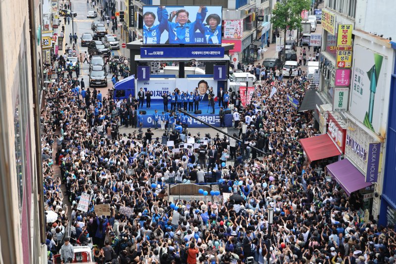 이재명 더불어민주당 대선 후보가 지난 13일 대구 중구 동성로 광장에서 유세전을 펼치고 있다. 리얼미터가 에너지경제신문 의뢰로 지난 14∼16일 전국 18세 이상 유권자 1509명 대상으로 차기 대선주자 적합도를 조사한 결과, 대구·경북에서 김문수 44.9%, 이재명 43.5%, 이준석 9.0%의 지지율을 보였다. 95% 신뢰수준에 표본오차 ±2.5% 포인트였다.무선 자동응답 조사 응답률은 8.4%였다. 중앙선거여론조사심의위원회 홈페이지 참조. 사진=공동취재
