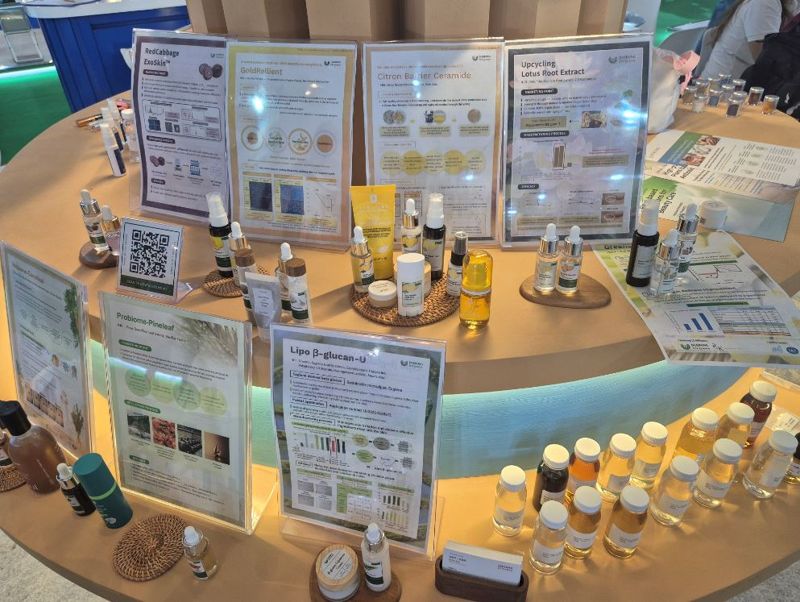 인도네시아 자카르타 'ICI 2025' 행사장 내 <span id='_stock_code_078140' data-stockcode='078140'>대봉엘에스</span> 부스에 전시된 화장품 소재들. 대봉엘에스 제공