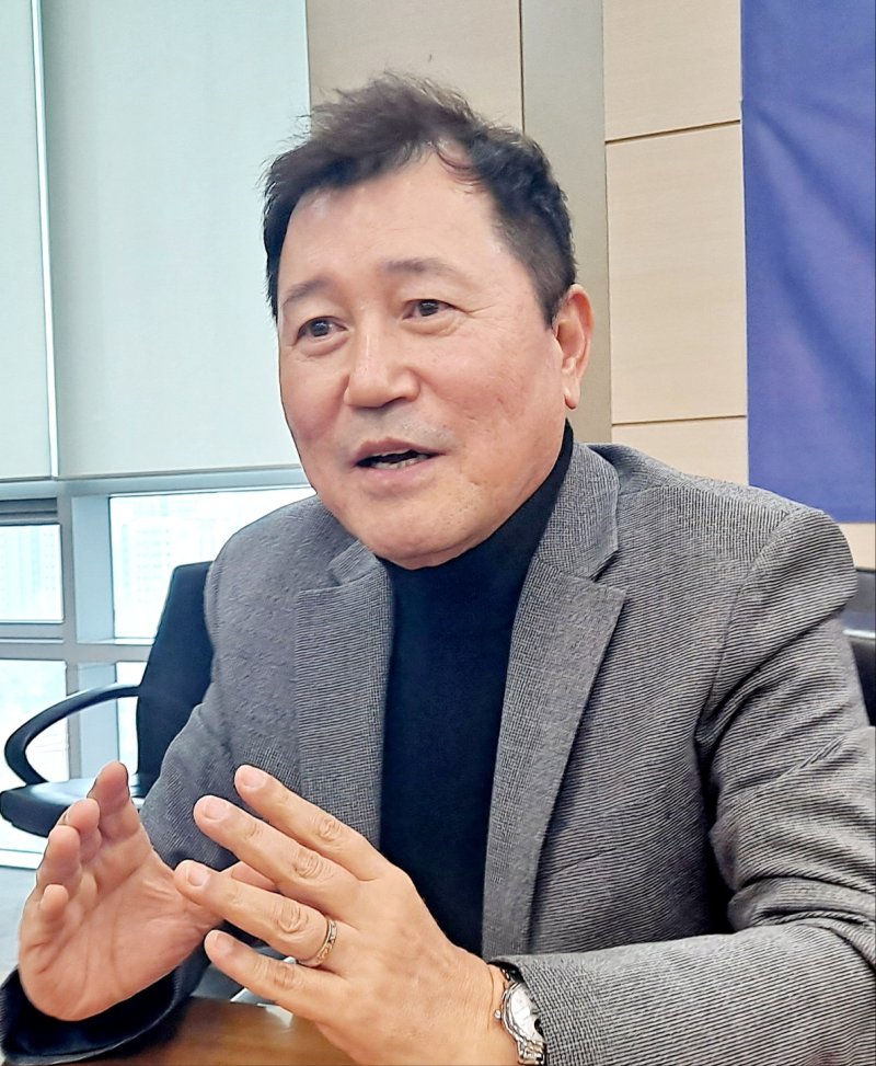 반도체 유리기판 장비 도전장 "올해 성과 기대" [인