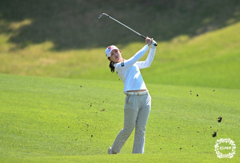 황유민이 18일 강원 춘천시 라데나CC에서 열린 '제17회 두산 매치플레이' 결승 3,4위전에서 5번홀 세컨샷을 하고 있다. KLPGA 제공