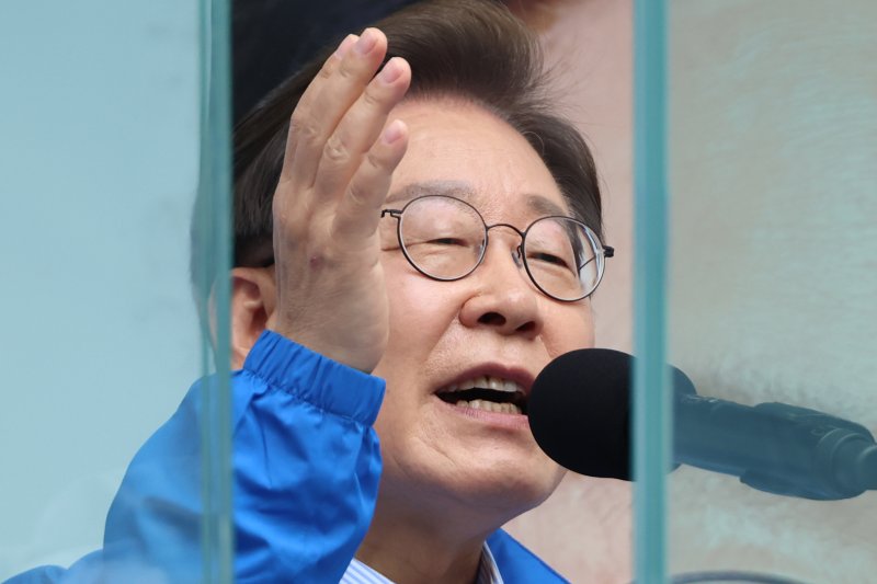더불어민주당 이재명 대선후보가 20일 경기 의정부 로데오거리에서 열린 유세에서 시민들에게 지지를 호소하고 있다. 연합뉴스 제공