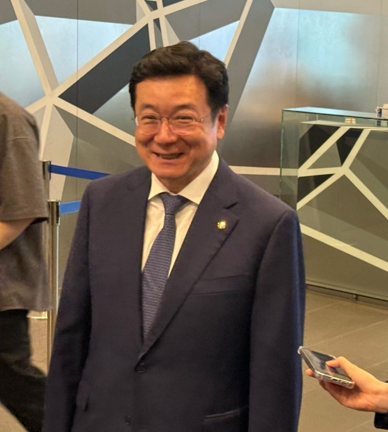 이찬희 삼성 준법감시위원장이 20일 서울 서초구 삼성생명 서초사옥에서 정례 준감위 회의 전 기자들과 만나 질문에 답변하고 있다. 사진=임수빈 기자