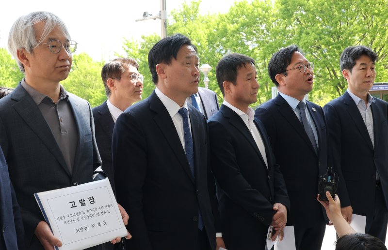 김영진 전정권정치탄압대책위원회 위원장 및 위원, 문재인 전 대통령 변호인단이 지난달 30일 경기도 과천시 정부과천청사에서 공수처에 문재인 전 대통령 관련 이창수 서울중앙지검장 등 검사들에 대한 고발장 제출에 앞서 기자회견을 하고 있다. 연합뉴스