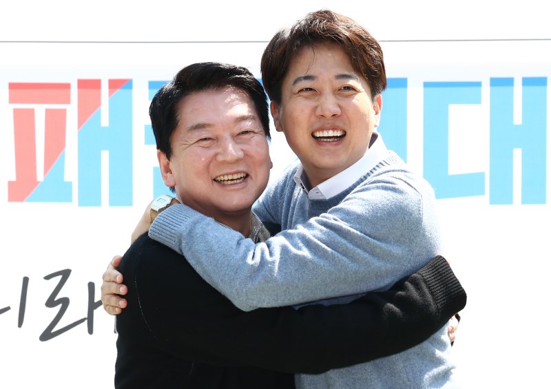 안철수 국민의힘 대선 경선 후보와 이준석 개혁신당 대선 후보가 25일 경기 성남시 판교역 인근 광장에서 열린 '미래를 여는 단비토크, Ai 기술패권시대 대한민국 미래를 말하다'에서 포옹하며 기념촬영을 하고 있다. 2025.4.25/뉴스1 ⓒ News1 김민지 기자 /사진=뉴스1