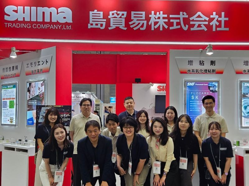 <span id='_stock_code_078140' data-stockcode='078140'>대봉엘에스</span> 직원들이 일본 요코하마에서 열린 ‘제12회 일본 화장품 원료 전시회(CITE JAPAN 2025)’ 행사장에서 기념 촬영을 하고 있다. 대봉엘에스 제공