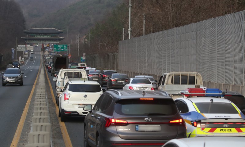 25일 오후 경북 안동 전역에 강풍이 불어 산불이 급속도로 확산하는 가운데 안동 전 시민에게 대피령이 내려져 도로 곳곳이 통제되자 남례문 인근 중심 도로가 차량으로 정체되고 있다. 2025.3.25&#x2F;뉴스1 ⓒ News1 공정식 기자 &#x2F;사진&#x3D;뉴스1