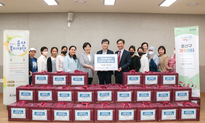 지난 20일 서울 용산구 가족센터에서 도기탁 <span id='_stock_code_294870' data-stockcode='294870'>HDC현대산업개발</span> 재경부문장(왼쪽 일곱번째)이 식료품을 전달하고 기념촬영을 하고 있다. HDC현대산업개발 제공 