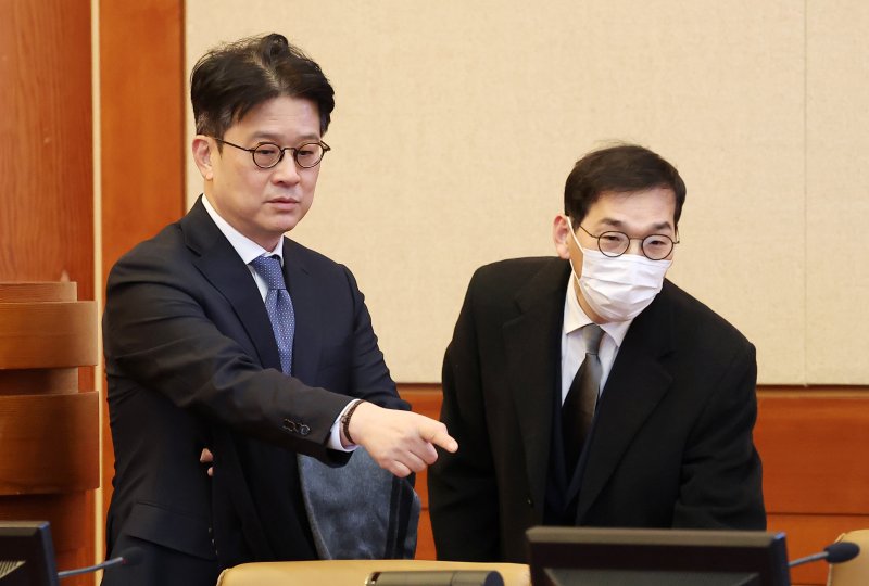 '윤석열 사단'으로 분류되는 이창수 서울중앙지검장(왼쪽)과 조상원 중앙지검 4차장검사. 이들은 지난 20일 대선을 불과 2주 앞두고 돌연 동반사의를 표명했다. 뉴스1