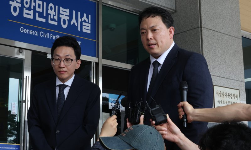 법무법인 대륜 천정민(왼쪽부터), 손계준 변호사가 21일 서울 남대문경찰서에서 고발인 조사에 앞서 기자회견을 하고 있다. 대륜은 유심유출 관련 SKT가 이용자 정보 관리를 소홀히 했다며 유영상 대표이사와 보안 책임자를 업무상 배임과 위계 공무집행 방해 등의 혐의로 지난 1일 고발했다. /사진=연합뉴스