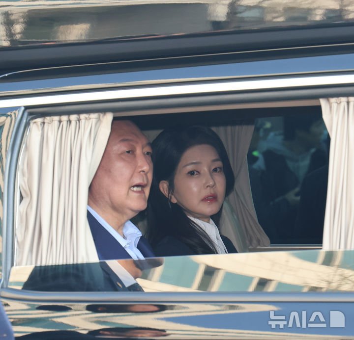 윤석열 전 대통령과 김건희 여사가 헌법재판소 파면 결정 후 일주일 만인 지난달 11일 오후 서울 용산구 한남동 대통령 관저를 떠나고 있다.(공동취재) /사진=뉴시스