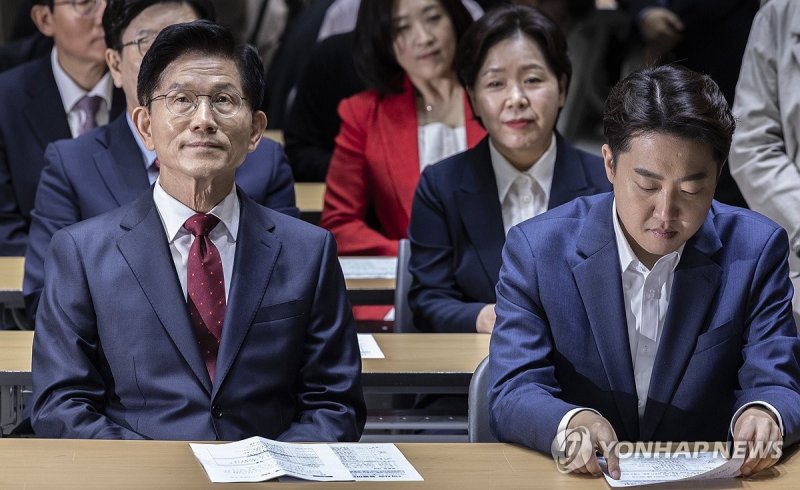 김문수 국민의힘 후보와 이준석 개혁신당 후보가 서울시 약자 동행 토론회에 나란히 참석한 모습. /사진=연합뉴스