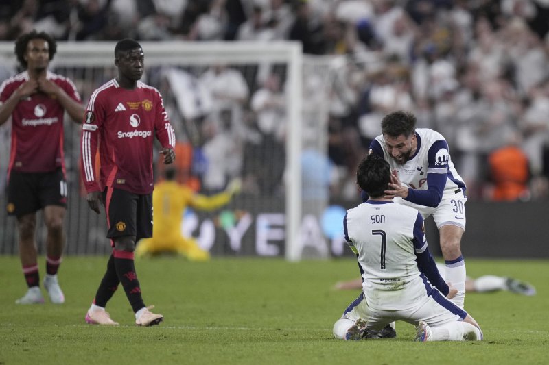 손흥민이 우승 직후 포효하고 있다. 뉴시스