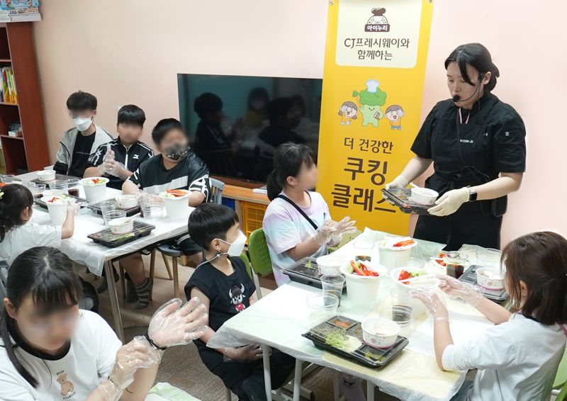 지난 20일 경기 고양시 일산 푸른학교반디교실 지역아동센터에서 아이누리 쿠킹클래스가 진행되고 있다. <span id='_stock_code_051500' data-stockcode='051500'>CJ프레시웨이</span> 제공