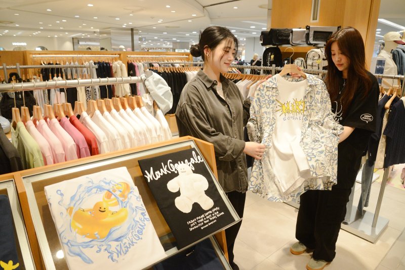 롯데백화점 부산본점 7층 미국 스트리트 브랜드 '마크곤잘레스'에서 여성 고객들이 상품을 둘러보고 있다. 롯데백화점 제공 