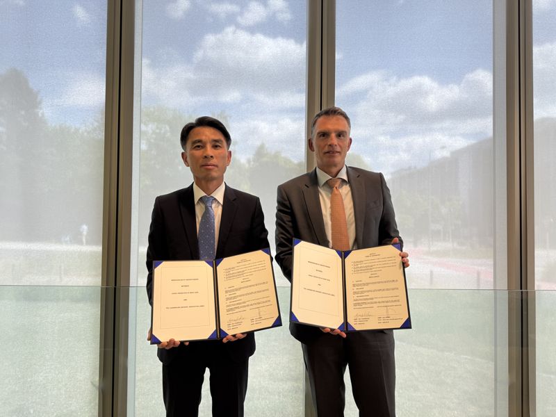 은행연합회가 지난 20일과 21일 독일과 룩셈부르크를 공식 방문해 양국 은행협회 및 금융기관들과 협력 강화를 위한 양해각서(MOU)를 체결하고 세미나를 진행했다. 이태훈 은행연합회 전무이사(왼쪽)와 제리 그리빅(Jerry Gribic) 룩셈부르크 은행협회 최고경영자(CEO)가 MOU를 체결하고 기념사진을 촬영하고 있다.